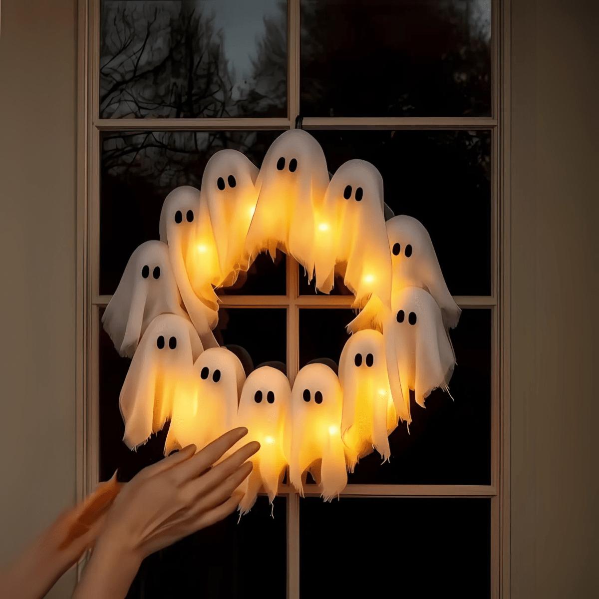 SPOOKGLOW – LED Ghost Wreath with 12 Illuminated Spirits