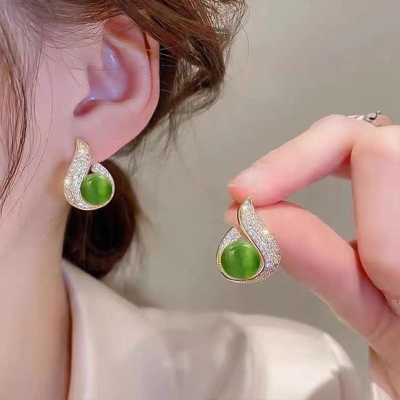 Elegant earrings with pearl imitation and rhinestone