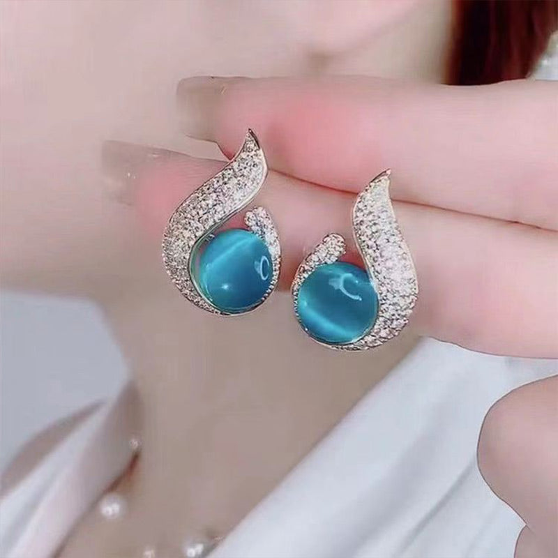 Elegant earrings with pearl imitation and rhinestone