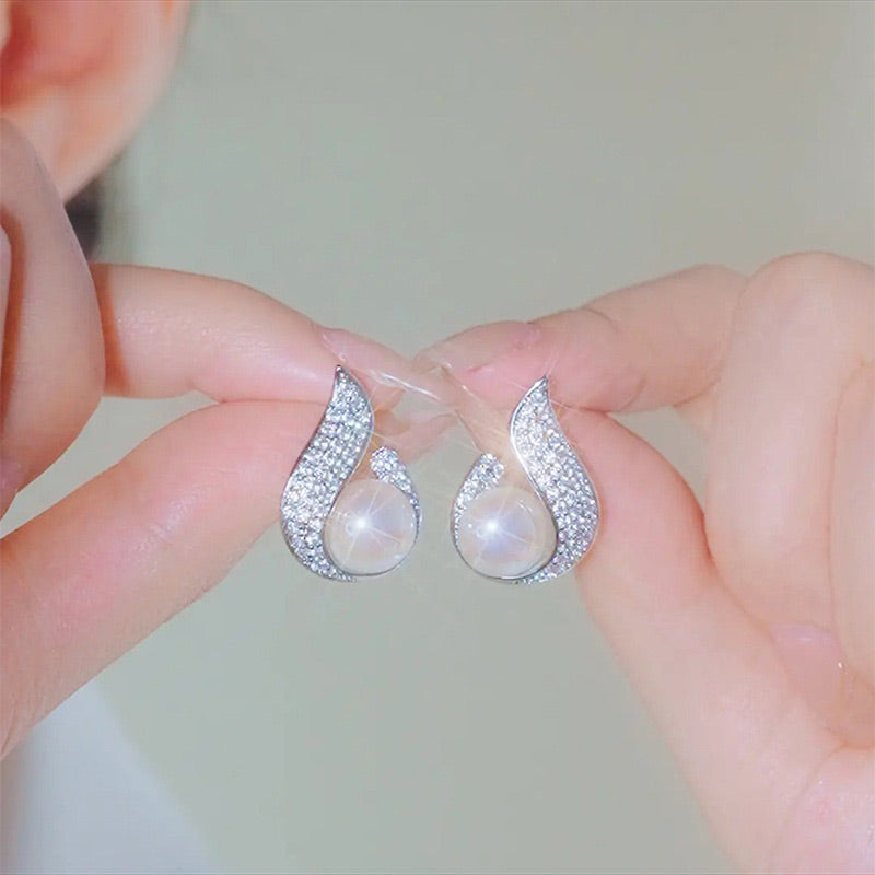 Elegant earrings with pearl imitation and rhinestone