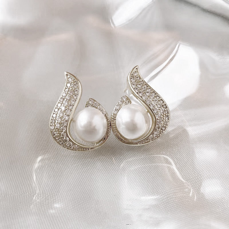 Elegant earrings with pearl imitation and rhinestone