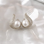 Elegant earrings with pearl imitation and rhinestone