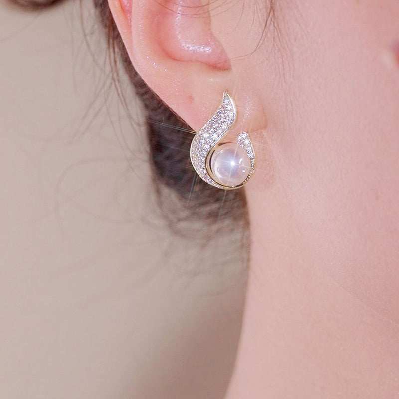 Elegant earrings with pearl imitation and rhinestone