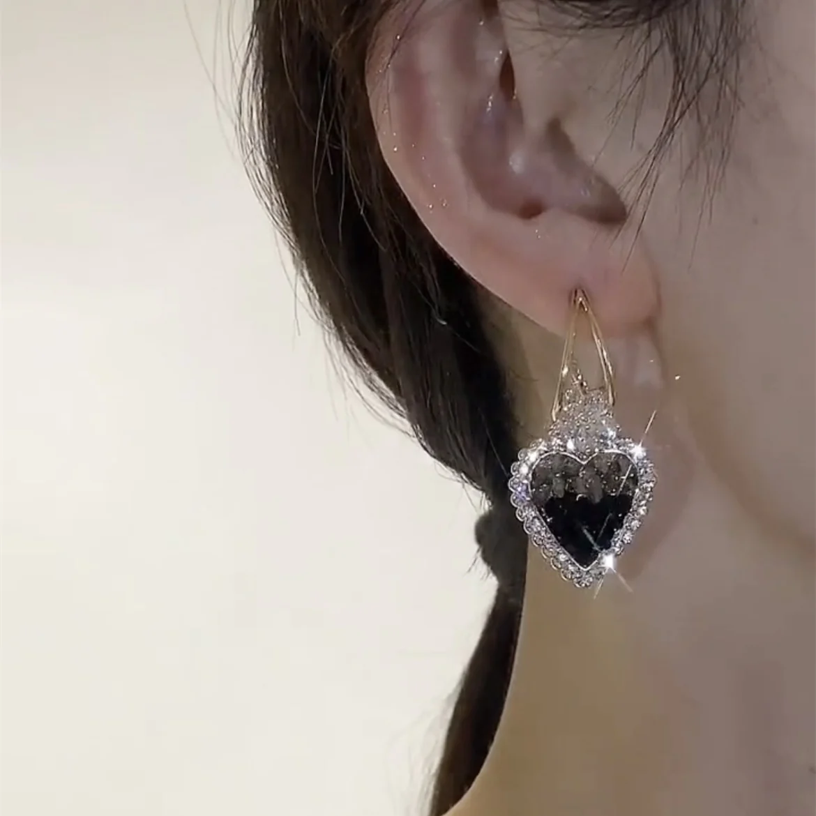 Earrings with heart in green crystals