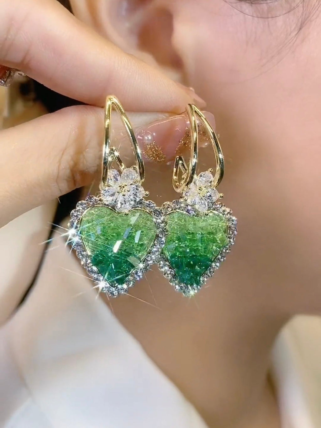 Earrings with heart in green crystals