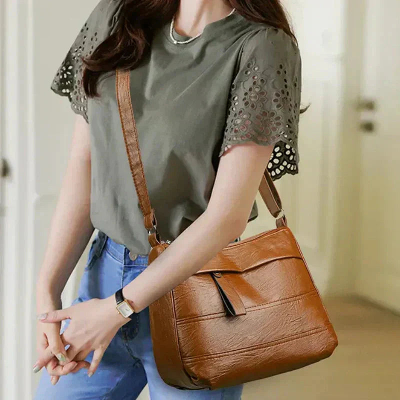 Retro shoulder bag in multiple layers with large capacity