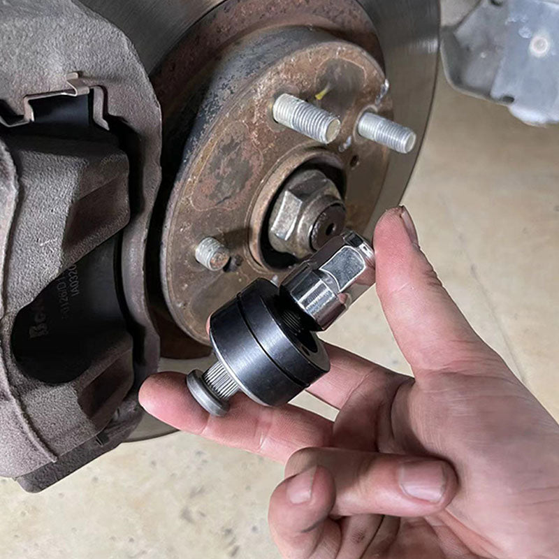 Effective tool for installing wheel bolts on a car