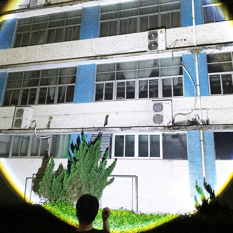 Ultra-bright, zoomable flashlight