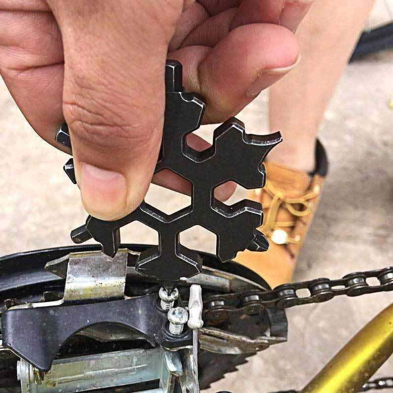 Multifunctional snowflake key with fingertip gyro