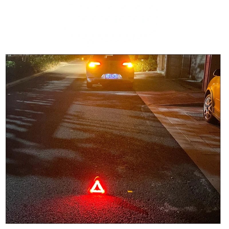 2-IN-1 solar-powered warning light at the roadside