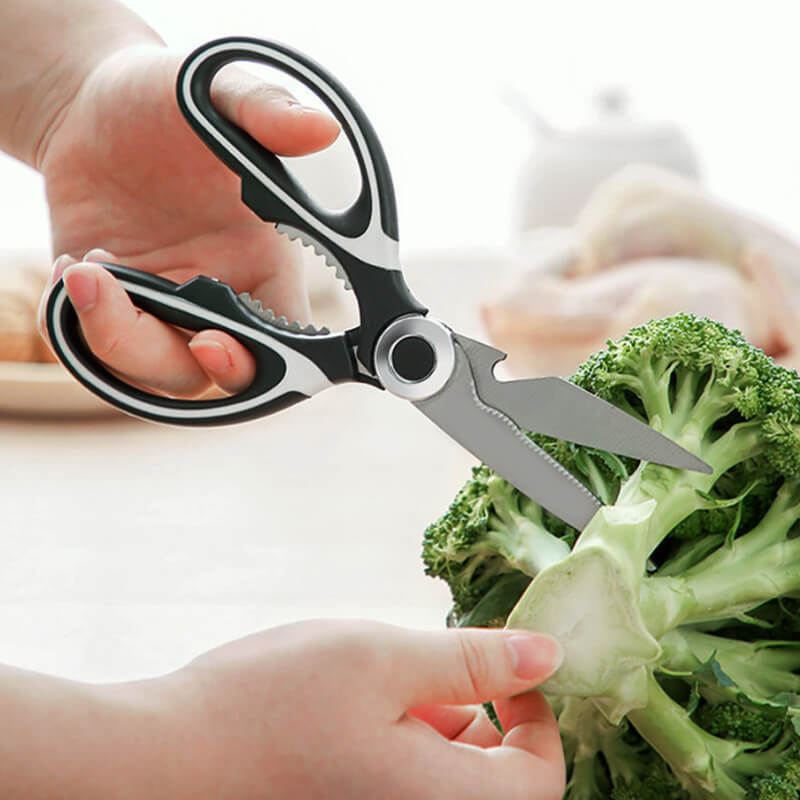 Kitchen scissors with many uses and large capacity