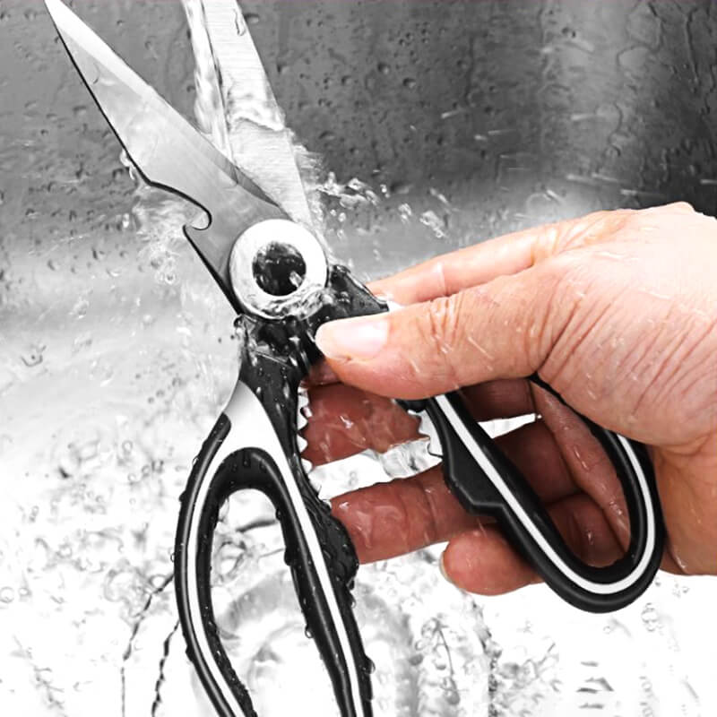 Kitchen scissors with many uses and large capacity