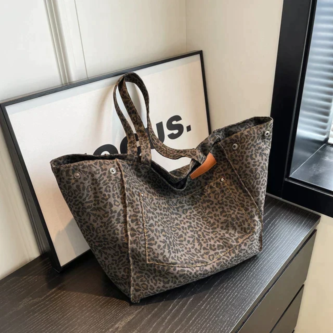 Stylish Handbag with Leopard Print - WildElegance