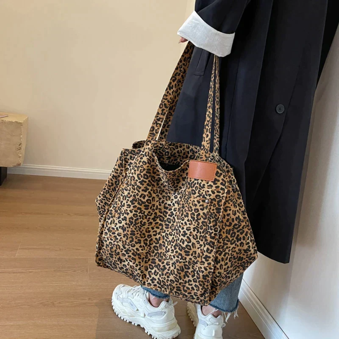 Stylish Handbag with Leopard Print - WildElegance