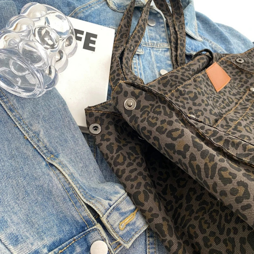 Stylish Handbag with Leopard Print - WildElegance