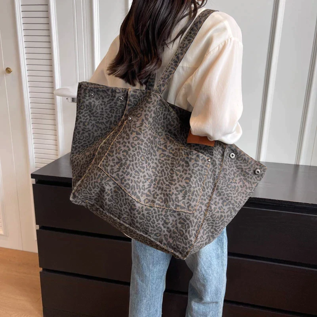Stylish Handbag with Leopard Print - WildElegance