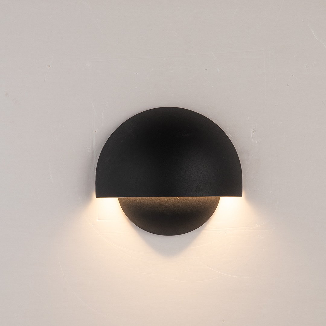 LED wall lamp for the garden with a pleasant, warm glow