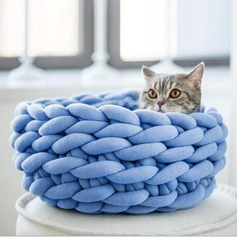 Soft wool basket for pets with supportive edge shape